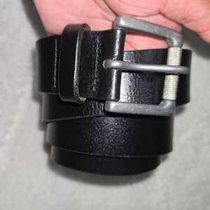 Banana Republic Smooth thick-cut Leather Roller buckle with prong closure.